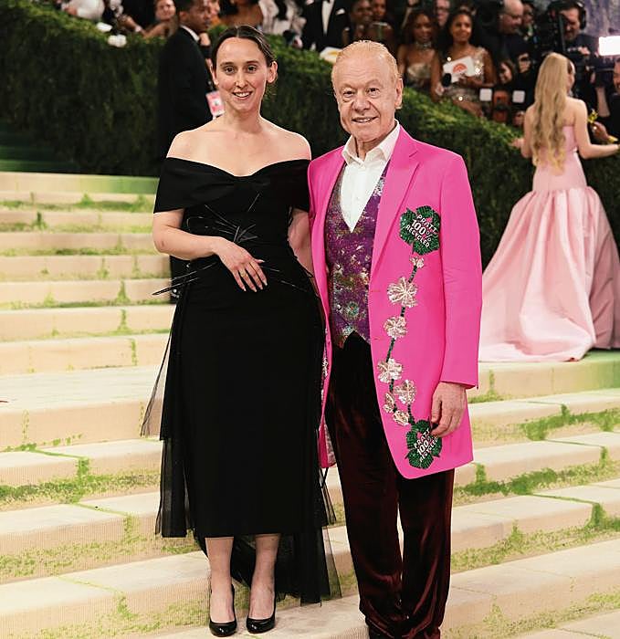 Pasterski posa en la última Met Gala, en mayo, junto a Anthony Pratt, el magnate australiano que la invitó al evento y gran admirador suyo. Lució el vestido que ella misma se diseñó y creó para la ocasión.