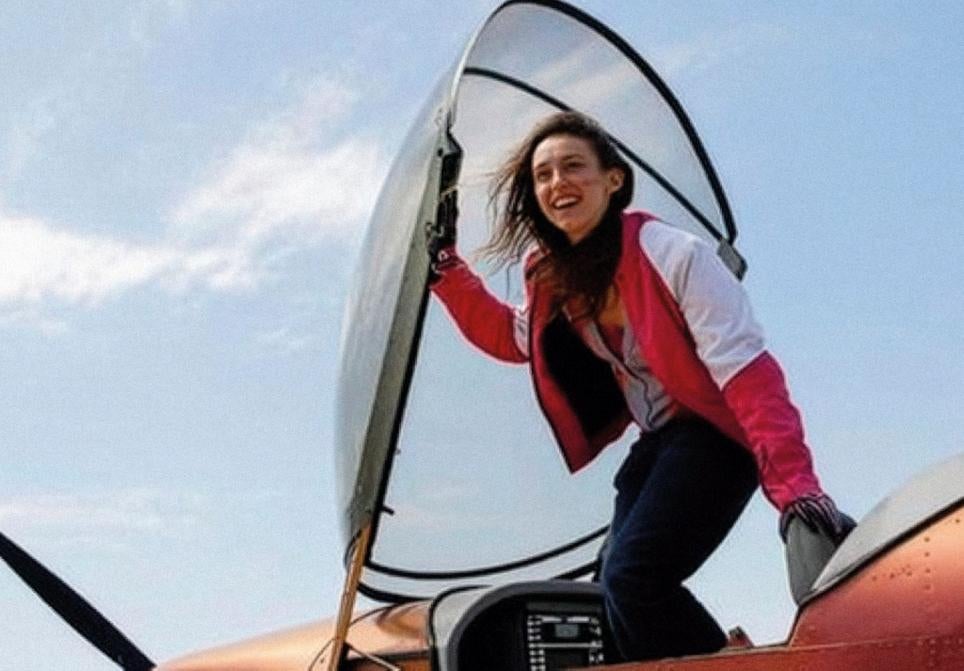 A los 8 años, Sabrina empezó a dar clases de vuelo y a los 14 montó un avión monomotor