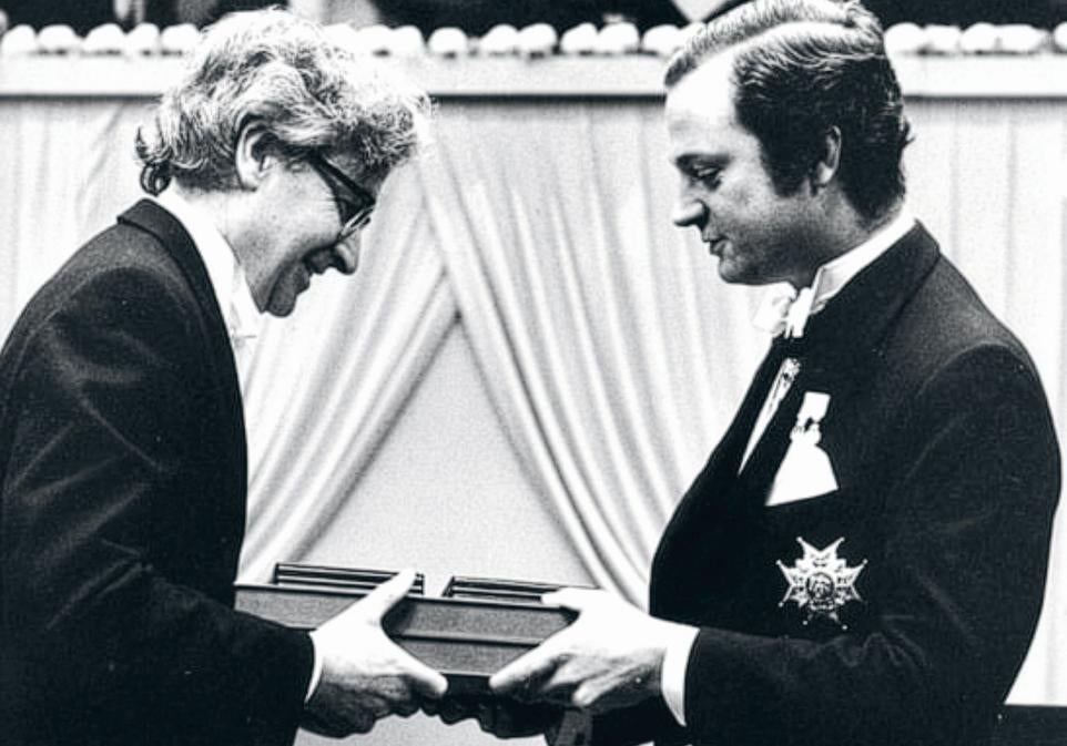 En 1974 se otorgó el Premio Nobel de Física a Antony Hewish y Martin Ryle. Fue un hito histórico, ya que era la primera vez que se concedía el galardón en el campo de la astronomía, pero la ausencia de Bell Burnell desató la polémica. Hewish se defendió diciendo que él fue el responsable de la creación del telescopio con una metáfora: «Un equipo científico es como un barco que se hace a la mar. Si alguien en el mástil grita: '¡Tierra a la vista!'. Estupendo. Pero hay una diferencia entre el capitán y la tripulación».