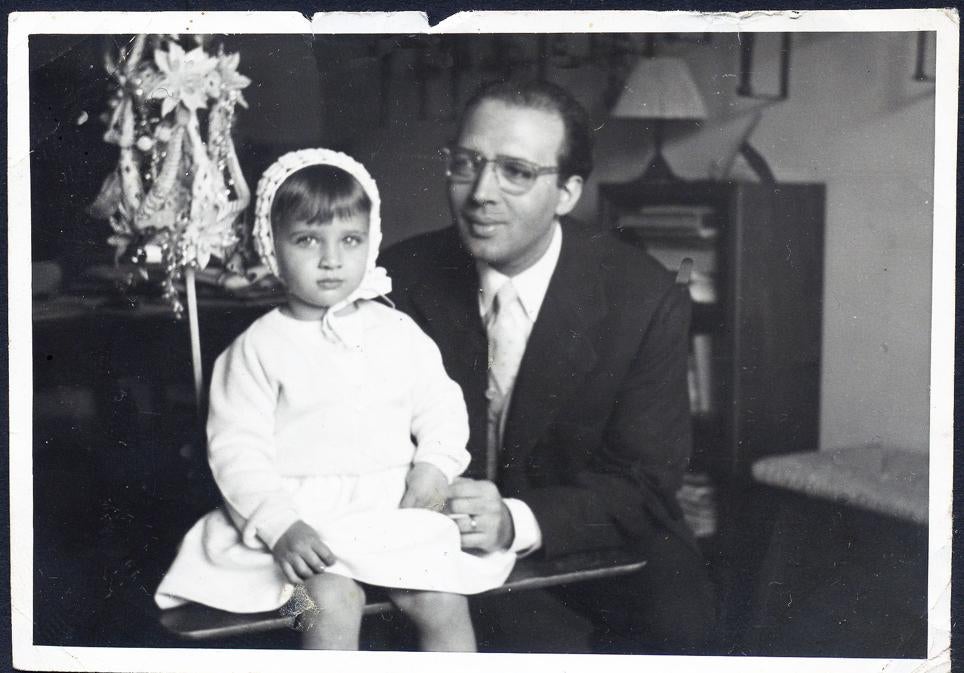De niña, junto a su padre, Juan Eduardo Cirlot, en 1954.