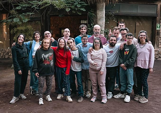 Resines con el reparto de 'Haciendo amigos', donde ha trabajado con trece personas con discapacidad, Quim Gutiérrez (a su izda.), Megan Montaner y Marta González de Vega, juntas a la izquierda de la imagen.