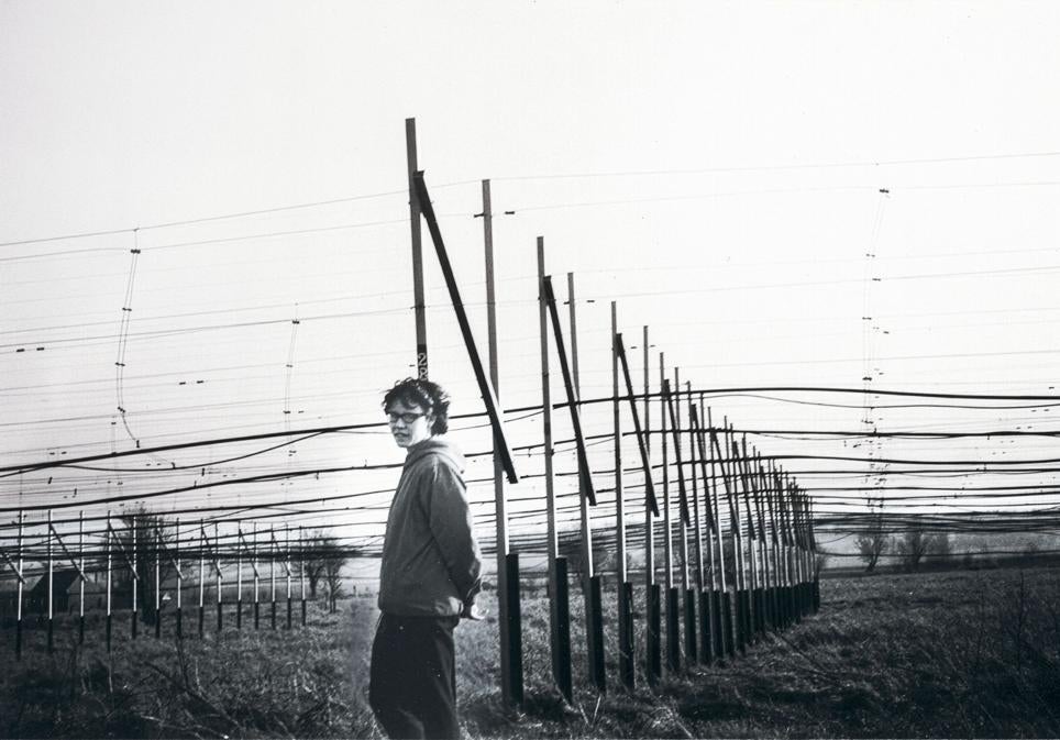 Jocelyn Bell Burnel (aquí junto al radiotelescopio que ella misma construyó) detectó en 1967 una señal que parecía imposible y cambió la astronomía para siempre. Sin embargo, y pese a la protesta de muchos colegas, fue excluida del Nobel por ser aún una estudiante en el momento del hallazgo.