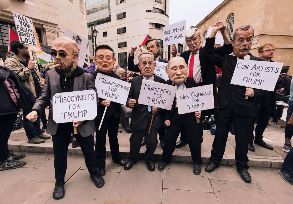 En las protestas contra la visita de Trump a Reino Unido en 2025, Tate fue uno de los 'villanos' de ultraderecha señalados por los manifestantes junto con Elon Musk, Netanyahu, Putin. J. D. Vance y Nigel Farage.