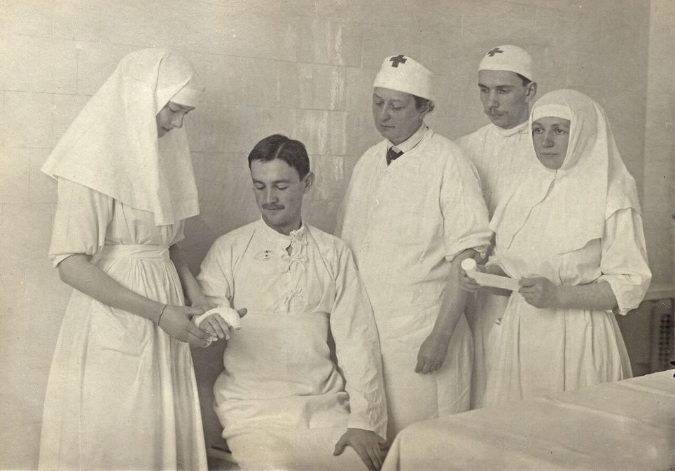 Vera Gedroitz supervisa a la gran duquesa Tatiana Nikoláyevna mientras venda a un oficial en la enfermería del Gran Palacio de los zares.