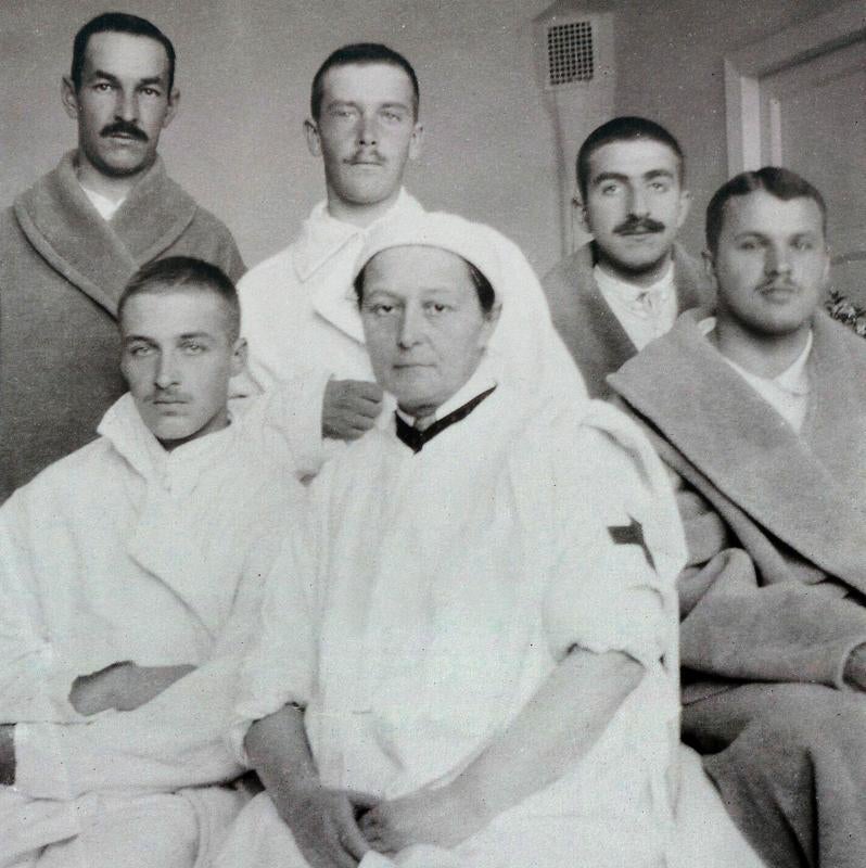 La cirujana rodeada de sus pacientes en la Primera Guerra Mundial.