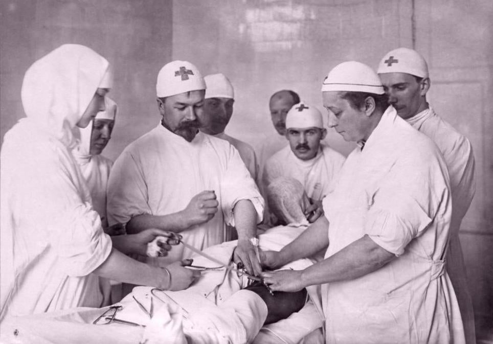 Vera Gedroitz durante una operación en la misión de la Cruz Roja.
