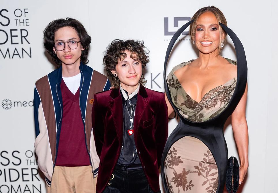 Bautizado Emme Maribel, Oskar (en el medio) y su hermano mellizo, Max (a su lado), son hijos de JLo y Marc Anthony, con quien guardan un evidente parecido.