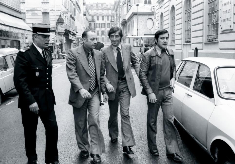 Spaggiari, ya detenido, acudiendo a las dependencias judiciales esposado a un policía y acompañado por su abogado. Desde el primer momento no tuvo problema alguno en confesar el delito... o su versión del mismo.