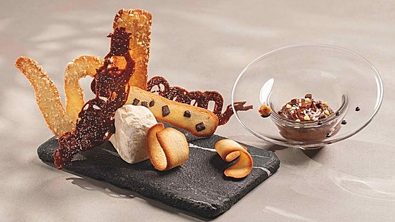 'Mousse' de 'choco Uxue' con lenguas de gato