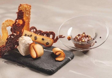 'Mousse' de 'choco Uxue' con lenguas de gato
