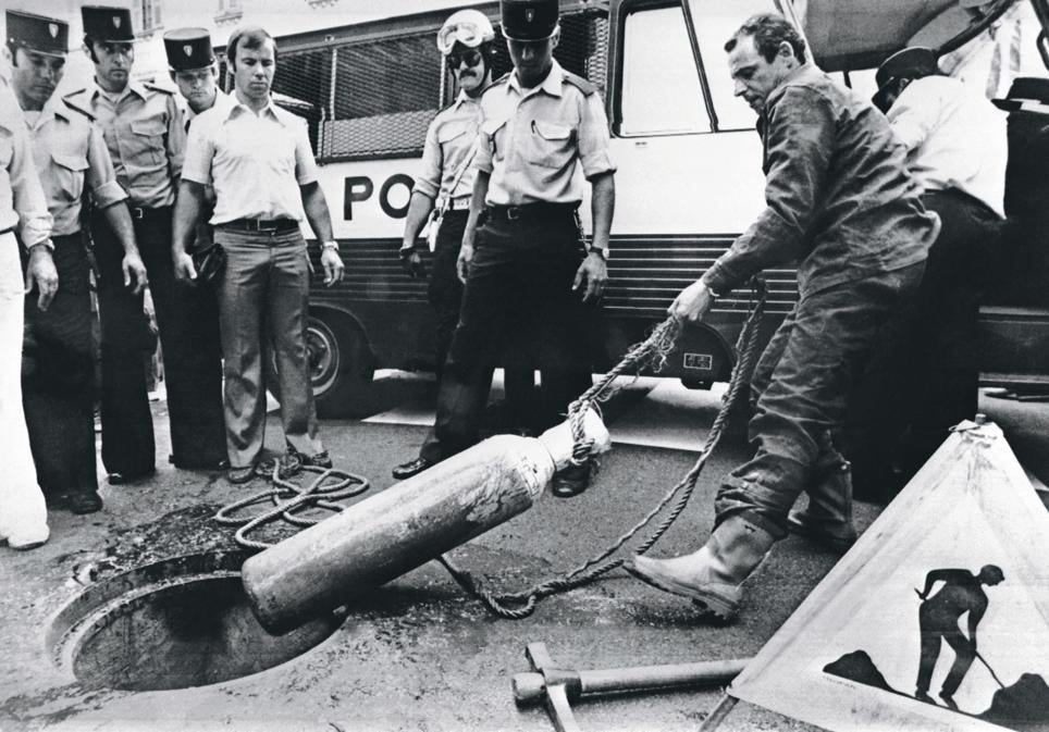 Efectivos policiales y expertos en alcantarillado extrayendo las bombas de oxígeno que habían usado los atracadores mientras hacían el butrón