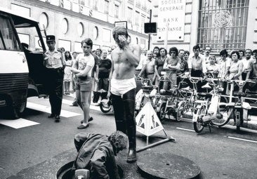 Efectivos de la Policía comprueban la boca del alcantarillado por la que, el 16 de julio de 1976, los atracadores accedieron al banco Société Générale de Niza.