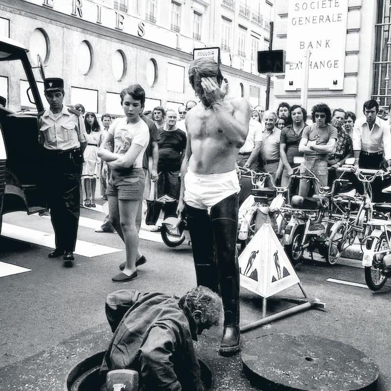 Efectivos de la Policía comprueban la boca del alcantarillado por la que, el 16 de julio de 1976, los atracadores accedieron al banco Société Générale de Niza.