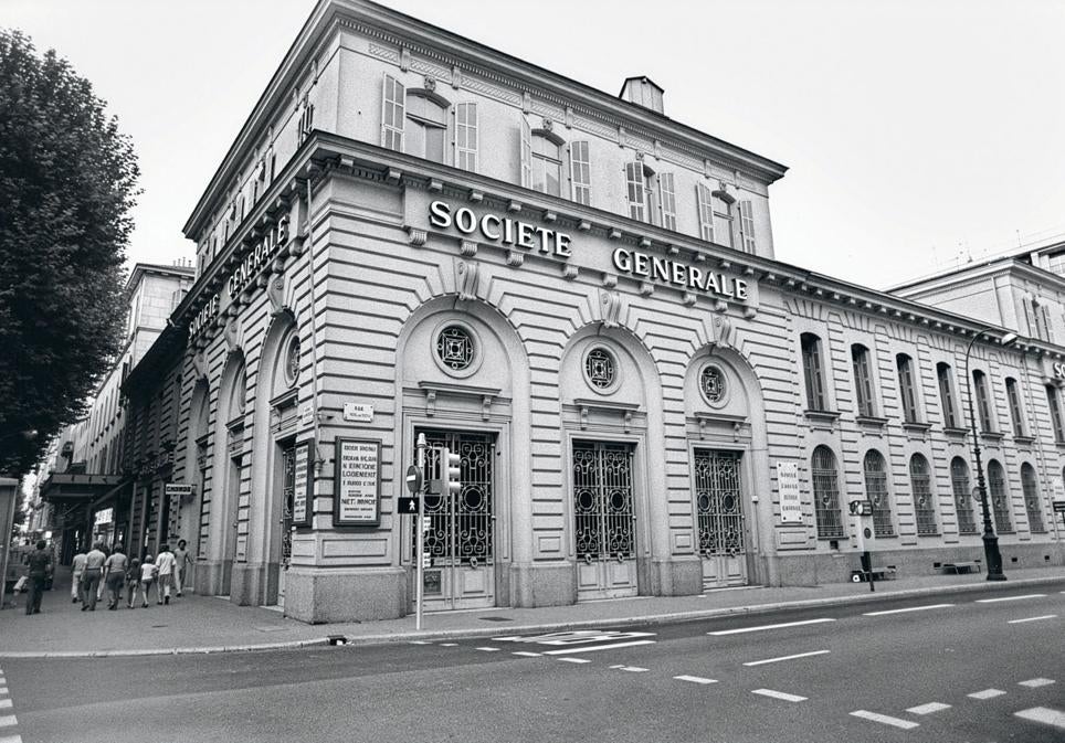 La fachada del banco atracado en Niza.