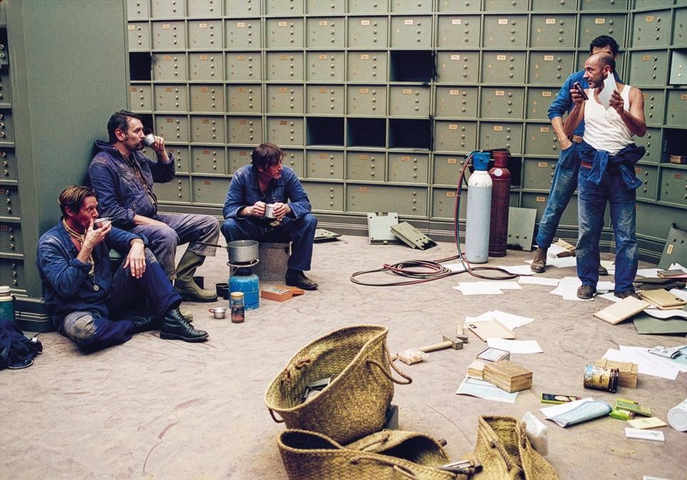 Sobre el atraco de Nizay Spaggiari se han rodado tres películas: dos fran-cesas y una inglesa. En la imagen, una escena de Sans arme ni haine ni violence, del director Jean-Paul Rouve (2007), que también interpreta a Spaggiari (es el tercero por la izquierda). 