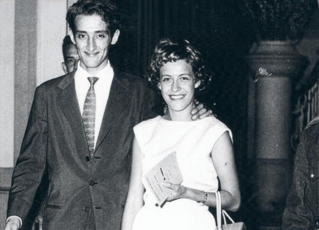 Imagen secundaria 1 - Marcelle Audi, la esposa de Spaggiari, en los juzgados cuando el ladrón, a quien siempre apoyó, ya había sido detenido. Spaggiari se casó con ella en 1959, en Dakar. Abajo: en el día de su boda. A la derecha: Emilia de Sacco, con quien Spaggiari inició una relación durante su fuga. Ella fue quien lo acompañó todos los años que permaneció huido.