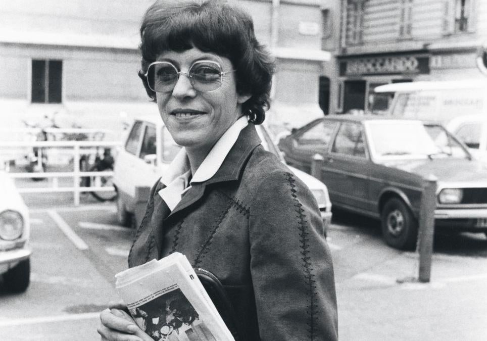 Imagen principal - Marcelle Audi, la esposa de Spaggiari, en los juzgados cuando el ladrón, a quien siempre apoyó, ya había sido detenido. Spaggiari se casó con ella en 1959, en Dakar. Abajo: en el día de su boda. A la derecha: Emilia de Sacco, con quien Spaggiari inició una relación durante su fuga. Ella fue quien lo acompañó todos los años que permaneció huido.