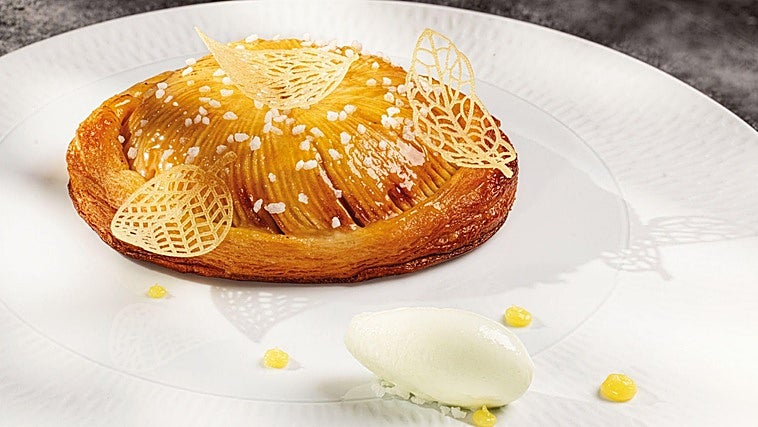 Tarta fina de manzanas con azafrán