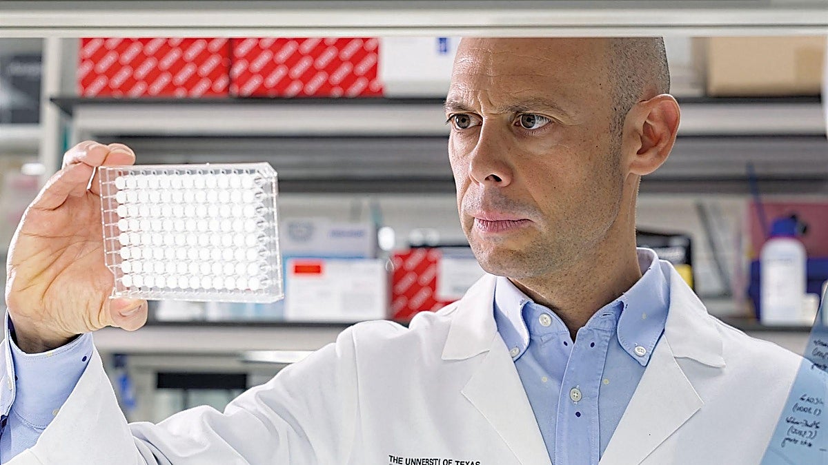 Vacunas contra el cáncer: la oncología preventiva explicada por un pionero