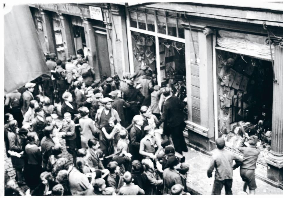 Niños y adolescentes saqueando los grandes almacenes Lippmann, propiedad de una familia judía, en la ciudad de Grünstadt en noviembre de 1938.
