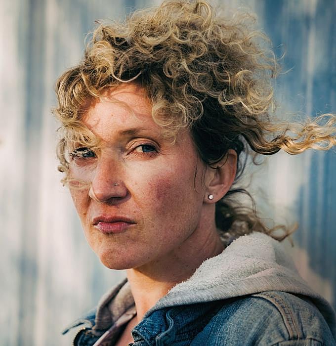 Kassi Solberg encabeza las protestas contra los centros de datos en Montana. Recuerda a Erin Brockovich, la activista que encarnó en el cine Julia Roberts. Brockovich, por cierto, también trabaja desde su empresa de consultoría medioambiental para frenar la indiscriminada construcción de moles tecnológicas.