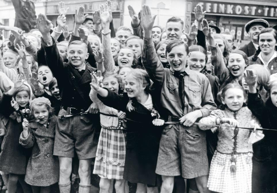 Jóvenes entusiastas de Hitler en Asch, hoy República Checa, en 1938. Un cuarto de la población alemana era entonces menor de 15 años.