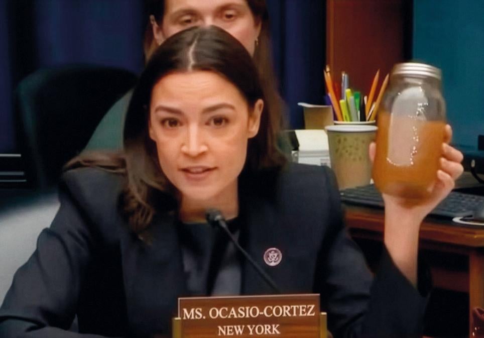 La congresista Alexandria Ocasio-Cortez muestra el agua de la zona cercana a un data center de Meta, en Georgia. Los centros para la IA necesitan millones de litros de agua al día. Para 2030, esa huella hídrica equivaldrá al consumo de agua de toda el África subsahariana: 1300 millones de personas. Hay quien prefiere enunciarlo de otra forma: cada vez que le haces una pregunta a ChatGPT, consumes seis litros de agua.