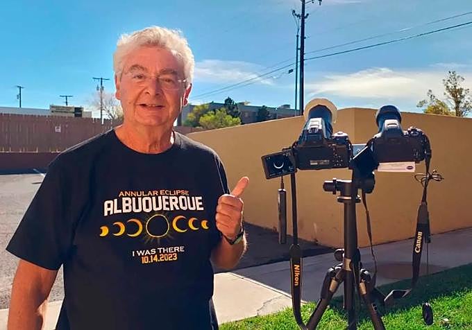 Josep Masallés, ingeniero nuclear y astrofísico de 70 años, es el español que más eclipses solares ha observado, 43, y figura entre los doce grandes 'cazadores' mundiales de estos fenómenos.