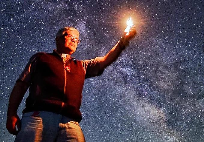 Fernando Ruiz es prior mercedario, ingeniero y apasionado de la astronomía. Al norte de Teruel, ha convertido un convento y su hospedería en un santuario para amantes del cosmos.