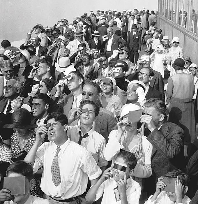 «No mire al Sol sin protección adecuada –advierte el oftalmólogo Alfredo García-Layana, presidente de la Sociedad Española de Retina y Vítreo–. Los daños son probablemente irreversible». Incluyen escotoma central, reducción de la agudeza visual, fotofobia... Debe contemplarse con gafas o visores que cumplan la norma ISO 12312-2 con marcado CE.