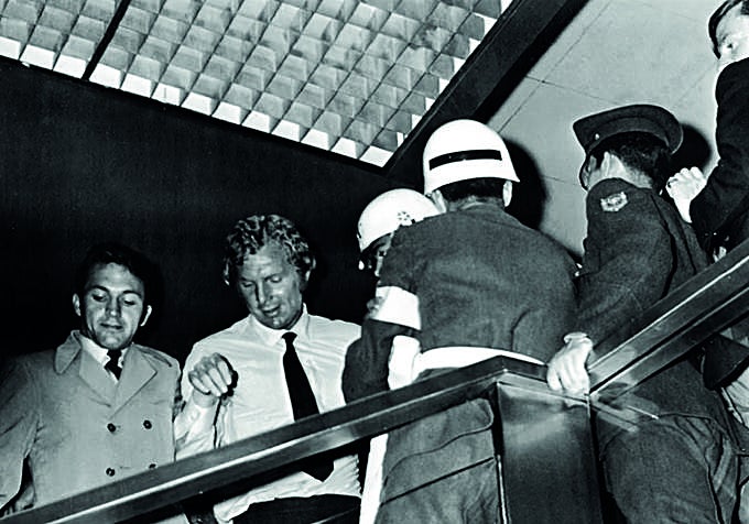 Antes de lo de Banks hubo otro incidente sospechoso. En Colombia, camino de México, Bobby Moore (con corbata), defensa estrella de la selección inglesa, fue detenido acusado de robar en una joyería. Fue liberado a solo tres días del debut inglés en el Mundial.