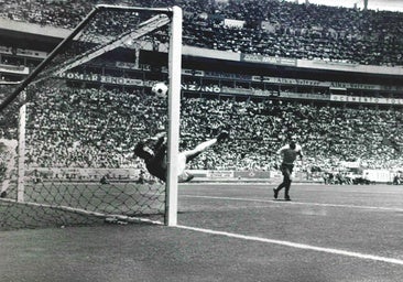 Banks era el mejor portero del mundo cuando se celebró México 1970. Esta parada sobre la línea de gol a un remate de Pelé es la más famosa de la historia.