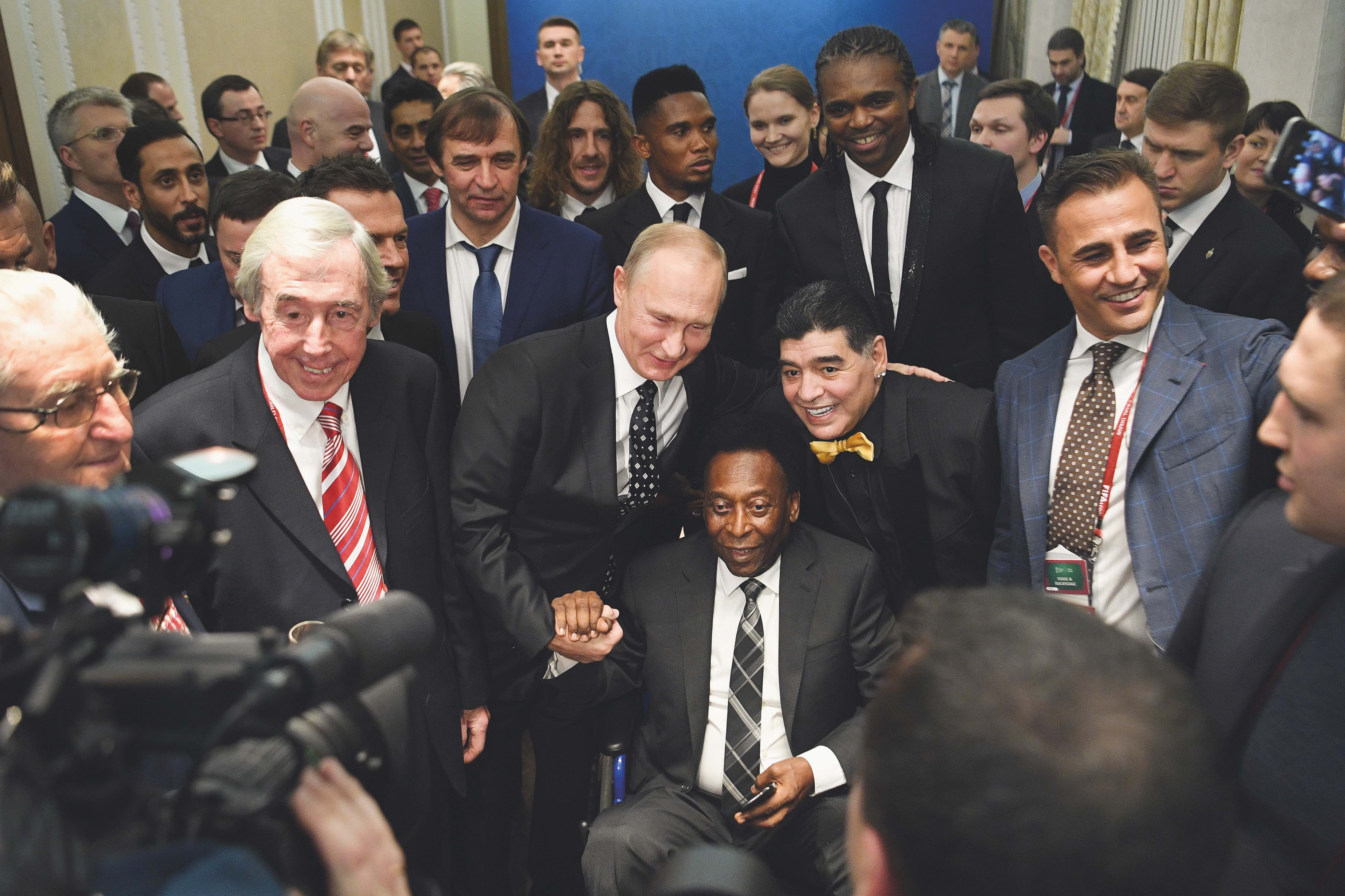 Gordon Banks (con corbata roja) fue tratado como una leyenda hasta su muerte, en 2019. Estuvo junto con veteranos como Pelé y Maradona en el sorteo del Mundial de Rusia, en 2018.