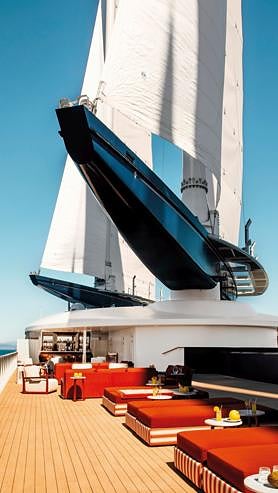 Imagen secundaria 2 - De arriba a abajo: Piscina interior del Orient Express. La popa de la embarcación que se puede transformar en una marina flotante y exterior del barco con una fila de tumbonas