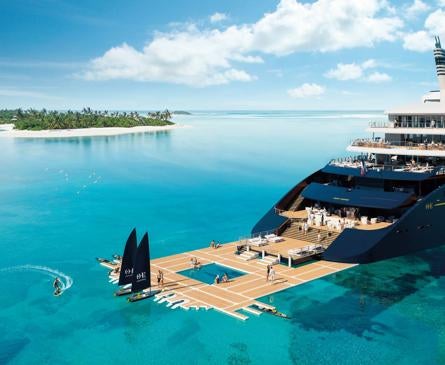 Imagen secundaria 1 - De arriba a abajo: Piscina interior del Orient Express. La popa de la embarcación que se puede transformar en una marina flotante y exterior del barco con una fila de tumbonas