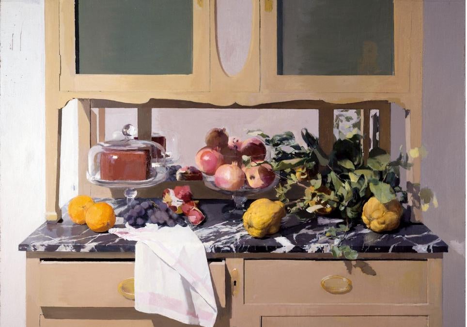 Imagen principal - Varias obras de la pintora expuestas ahora en Almería (hasta el 4 de octubre): 'Portal de Tomelloso', lápiz sobre papel, del año 1974; 'Bodegón', óleo sobre lienzo, de 1996; y 'Jardín de Madrid', óleo sobre lienzo, de 1986. En la muestra se aprecia que María pasó de realizar obras oscuras a abrirse a la luz, resplandeciente sobre todo en sus jardines.