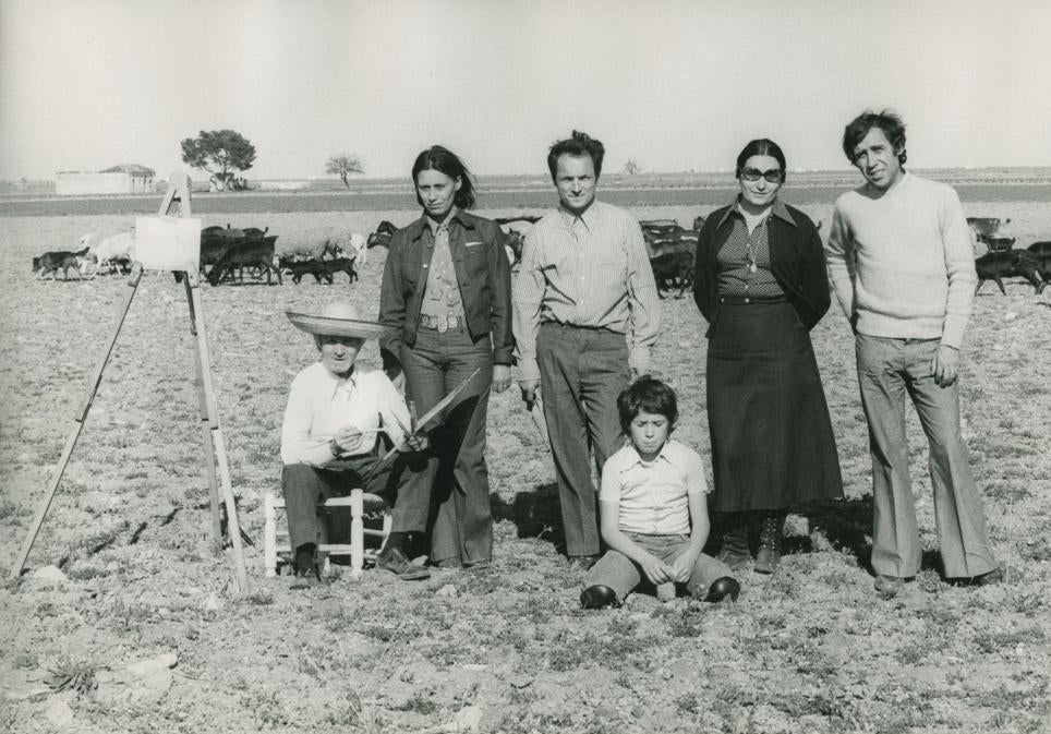 De izquierda a derecha: Antonio López Torres (pintor, tío y maestro de Antonio López), la pintora Isabel Quintanilla, Antonio López, María Moreno y el escultor Francisco López en Tomelloso en 1973. Sentado en el suelo, Francesco (hijo de Isabel y Francisco López).