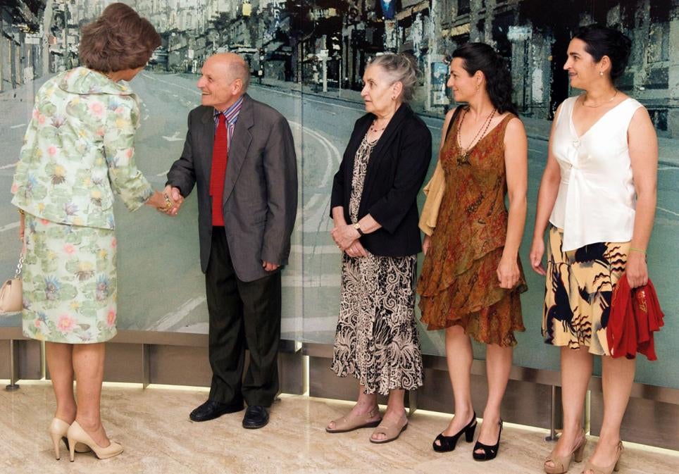 Antonio López, María Moreno y sus hijas, María y Carmen, saludan a la reina doña Sofía en una exposición del pintor en el museo Thyssen-Bornemisza en 2011. Las dos hijas están también vinculadas al arte. María gestiona la obra de sus padres y Carmen es pintora.