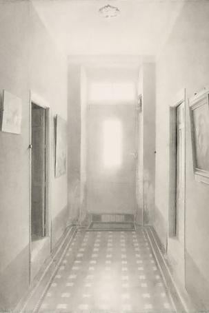 Imagen secundaria 2 - Varias obras de la pintora expuestas ahora en Almería (hasta el 4 de octubre): 'Portal de Tomelloso', lápiz sobre papel, del año 1974; 'Bodegón', óleo sobre lienzo, de 1996; y 'Jardín de Madrid', óleo sobre lienzo, de 1986. En la muestra se aprecia que María pasó de realizar obras oscuras a abrirse a la luz, resplandeciente sobre todo en sus jardines.