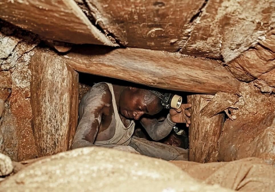 Unas 200.000 personas trabajan en las minas de oro en el este de Congo en condiciones insalubres y peligrosas.