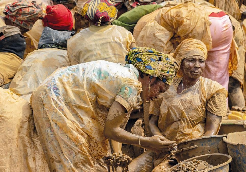 Las mujeres no entran en la mina; trabajan en el exterior. Tamizan sedimentos en busca de oro, como estas en la mina de Maidede, en la provincia de Ituri.