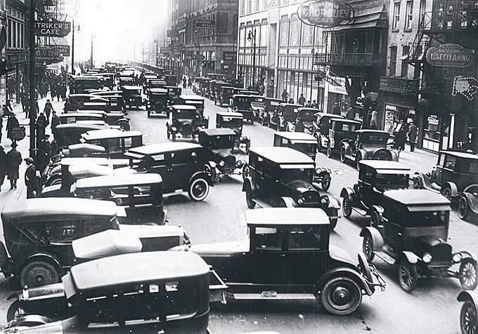 En las ciudades tampoco había referencias visuales en las carreteras, lo que ocasionaba atascos como este en Chicago en 1927.