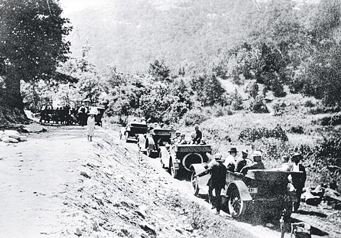Una caravana de coches en Hickory Nut Gap (Carolina del Norte) en 1916. La mayoría de las carreteras no estaban pavimentadas.
