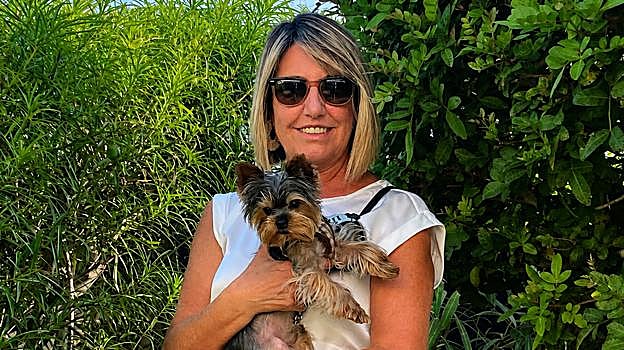 Imagen antes - Carmen en Canarias, en julio de 2024, justo antes de sufrir la picadura de araña que le desencadenó un proceso de fascitis necrosante. A la derecha, en su casa hace unos días, con su perro Coco.