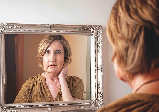 Cuando se mira al espejo, comenta: «No soy yo, pero fea no me veo».