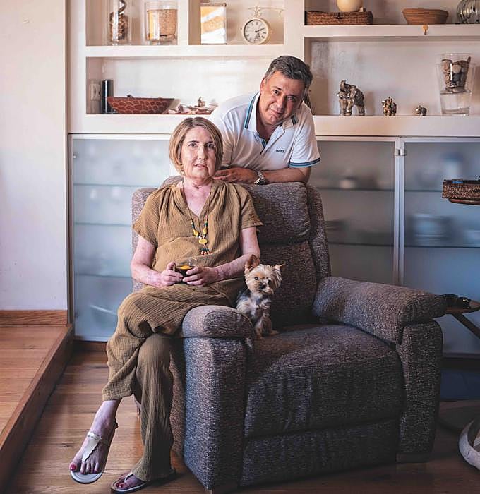 Carlos, su marido –se dedican juntos al negocio de las clínicas dentales–, ha estado en cada paso. «A él le llegaban todas las malas noticias», dice Carmen. «Yo pensaba que me iba a volver loco», replica Carlos.