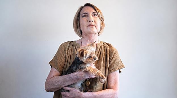 Imagen después - Carmen en Canarias, en julio de 2024, justo antes de sufrir la picadura de araña que le desencadenó un proceso de fascitis necrosante. A la derecha, en su casa hace unos días, con su perro Coco.