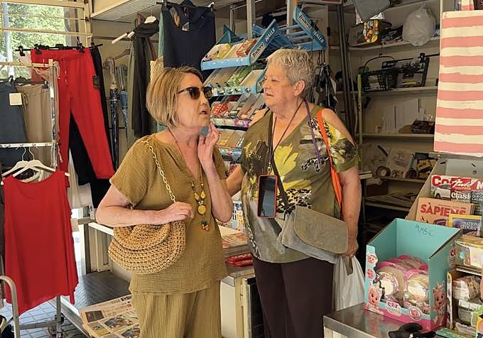 Carmen muestra su nuevo rostro a una vecina de su barrio de Barcelona. Su aspecto es cada día más natural porque el trasplante mejora gracias a la reinervación continua, los nervios tardan meses en reconectar.