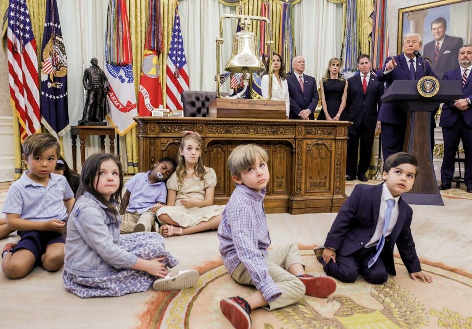 El presidente americano promocionó las 'cuentas Trump' —con los Dell detrás— en el Despacho Oval en presencia de varios niños.