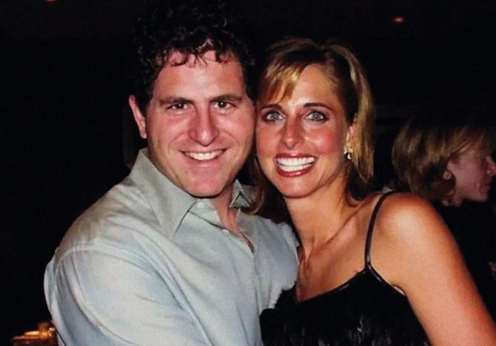 Susan y Michael Dell se conocieron en 1988 (en la foto). Ella, licenciada en diseño de moda y fanática del deporte, le propuso para la segunda cita una ruta en bici de ochenta kilómetros. «Aguantó como un campeón», recuerda. Se casaron poco después.